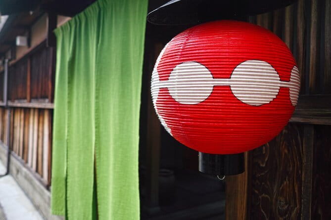 1 Hour Geisha Show in Kyoto - Kamishichiken Street: where the tradition meets your camera
