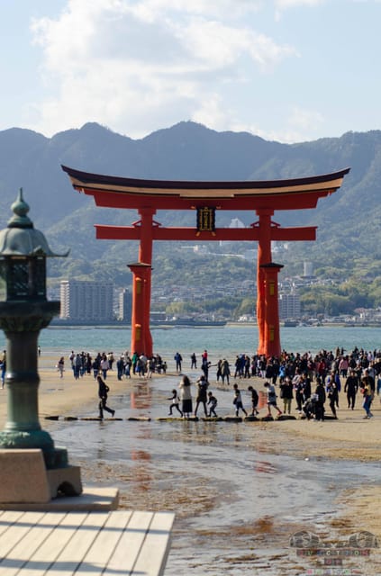 Amazing Hiroshima: Private City Tour with a Local Guide - Hiroshima streets and the rebuilt castle experience
