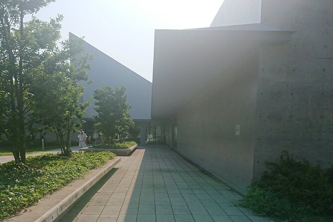 [Aomori Prefecture] Tour the history and architecture in Towada City, the art city - Stop 5, City Government Office Street: Cherry Blossoms, Pine Trees, and Street History