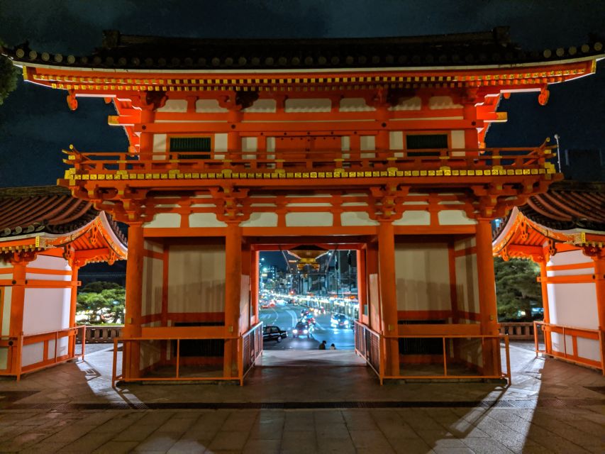 Best of Kyoto: Gion, Geisha, Pagodas & Cobblestones - Yasaka Shrine: the big emotional anchor before you step into the back streets