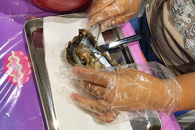Experience Extracting Pearls From Akoya Oysters　osaka - Choosing your Akoya oyster, part shopping, part curiosity