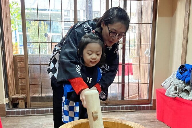 【Family Friendly】Traditional Mochi Pounding Experience - Mochi pounding in Dōtonbori: the 1-hour ritual that works for kids