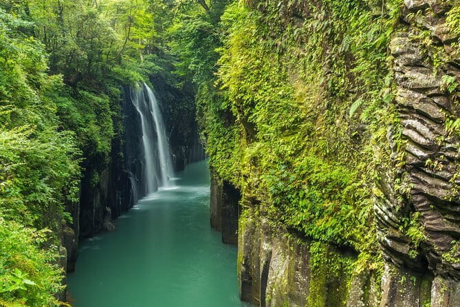 From Fukuoka: Miyazaki, Takachiho Gorge And Shrine Day Tour - Kamishikimi Kumanoimasu Shrine, where the approach is part of the show