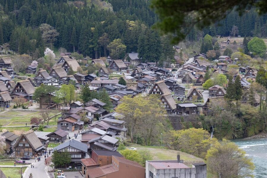 From Kanazawa/Toyama: Shirakawago and Takayama Day Tour - Key takeaways before you go