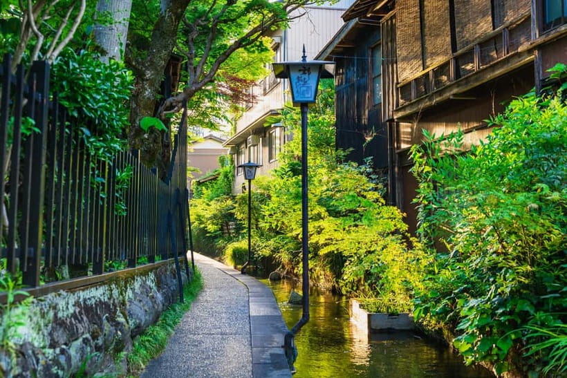 From Nagoya: Gujo, Hida Takayama, and Shirakawa-go Day Tour - Managing the tight schedule: audio, crowd flow, and when food closes