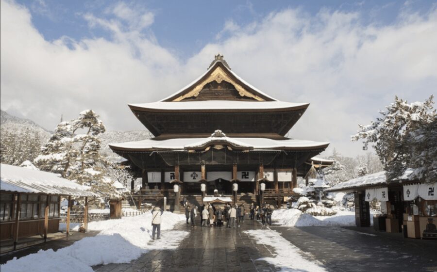 From Nozawa Onsen: Snow Monkeys and Zenko-ji Day Trip & Sake - The icy trail reality: what to wear and how to stay steady