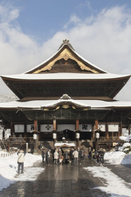 From Nozawa Onsen: Snow Monkeys and Zenko-ji Day Trip & Sake - The 30-minute secret food tasting stop