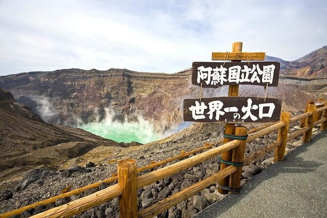Fukuoka: Mount Aso Volcano, Kumamoto Castle, Grasslands Day Tour - Kumamoto Castle: earthquake scars, QR code info, and how to use your 110 minutes