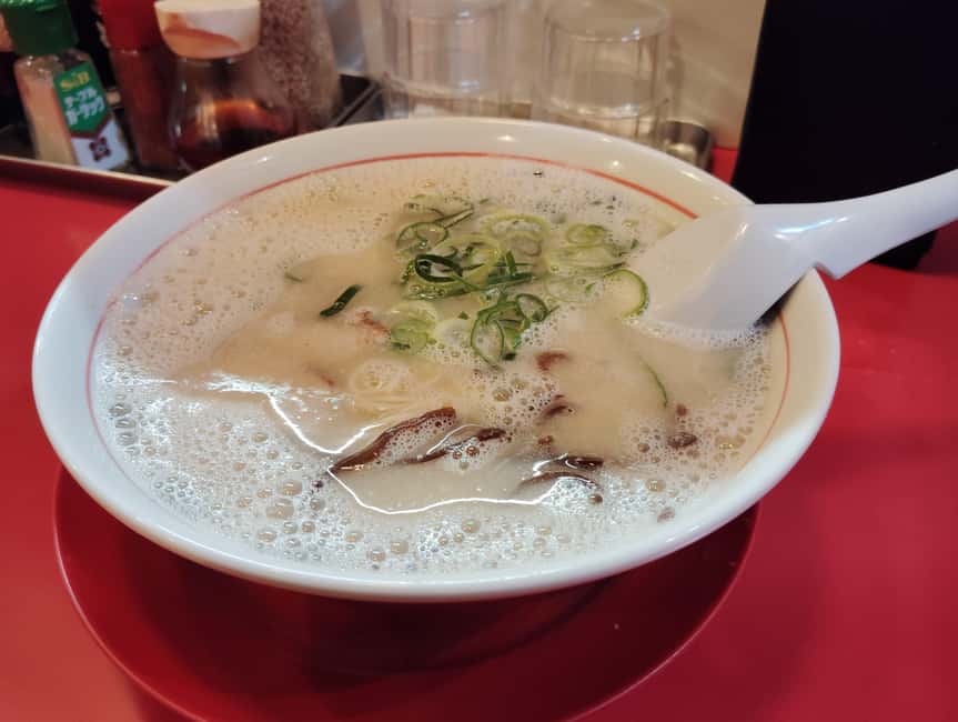 Fukuoka: Nakasu Food Stall Guided Tour with Tastings - How the guide helps you eat like you belong for an hour