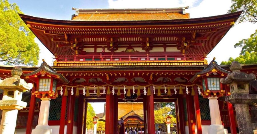 Fukuoka: Private Walking Tour with Local Guide - Ohori Park and Fukuoka Castle Ruins: the calm opener
