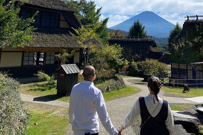 Full Day Tour to Mount Fuji in Spanish - Stop 1 and 2: Shiraito Falls and the ¥1,000-Yen Lake Moment
