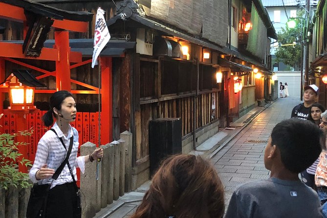 Gion Walking Tour by Night - How you actually stay found: meeting, pace, and group size