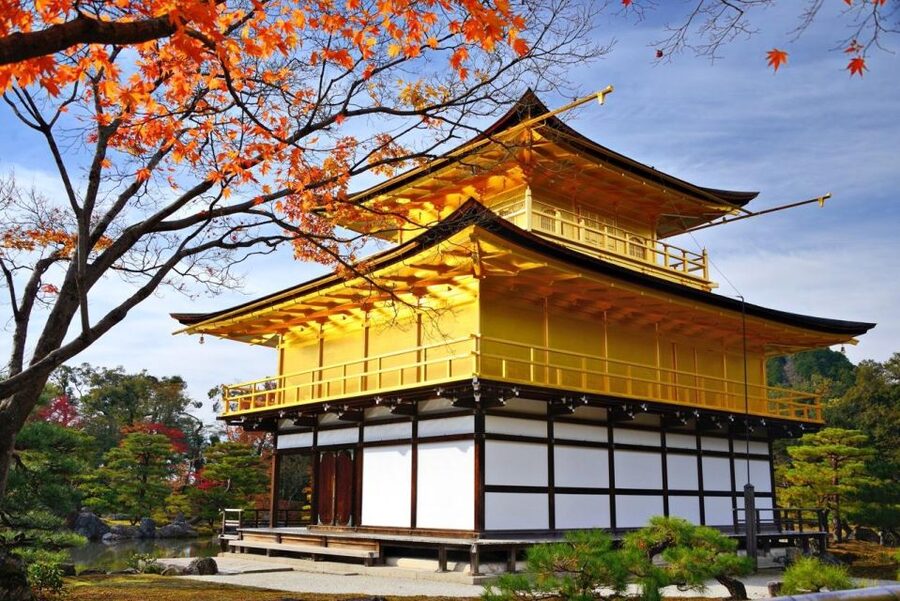 Golden Pavilion, Nijo Castle, & Nishiki Market Half day tour - Kinkaku-ji Golden Pavilion: what to notice beyond the postcard