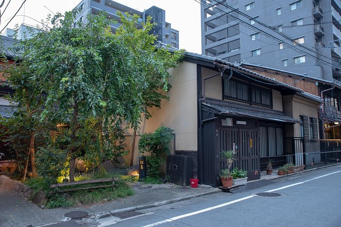 Highlights & Hidden Gems With Locals: Best of Kyoto Private Tour - Coffee at Yasaka Shrine area, then Gion the real way