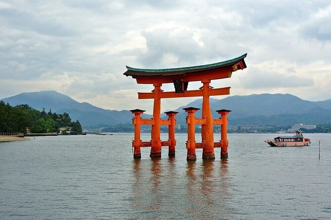 Hiroshima and Miyajima Day Trip with Itsukushima Shrine & Ferry - Hiroshima Peace Memorial Park: Powerful Site, Limited Time, Big Impact