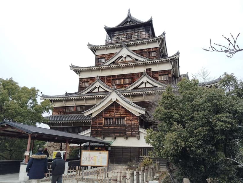 Hiroshima Castle 1h guide tour - Meeting at Hiroshima Castle, right at the Tenshu