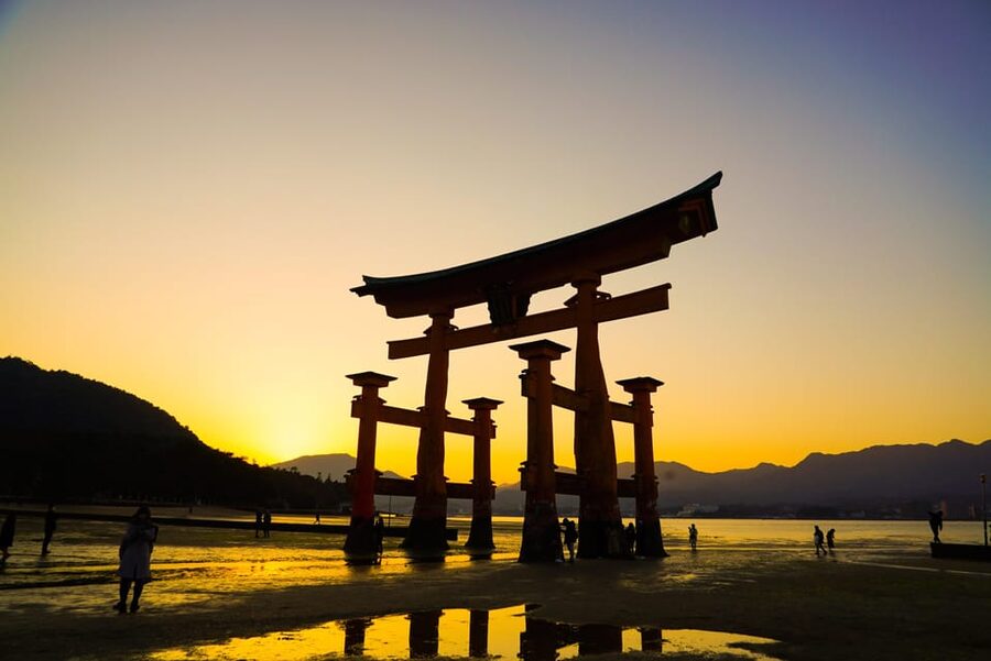 Hiroshima: Miyajima Half-day Historical Walking Tour - Museum stop and lunch: Hiroshima flavors, not just tourist snacks