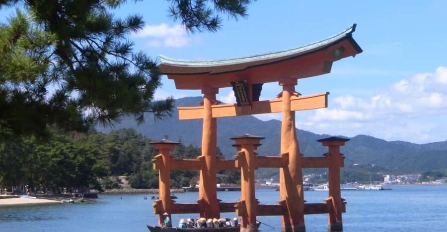 Hiroshima Private Day Tour - Hiroshima Castle: a samurai castle you can walk through