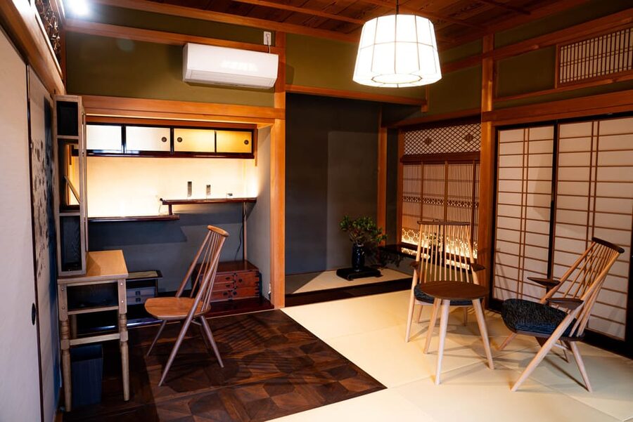 Immersive facial treatment in a Japanese space - Entering a Japanese House in Hida Takayama