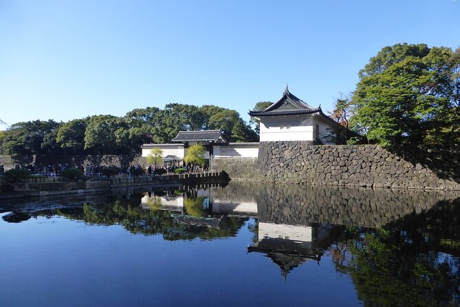 Imperial Palace East Garden and Edo Castle Walking Tour in Tokyo - Finding the Guide at Wadakura Fountain Park (and starting the right way)