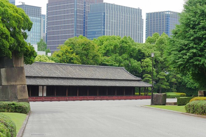 Imperial Palace East Garden and Edo Castle Walking Tour in Tokyo - Wadakura Fountain Park: a wedding park with real meaning