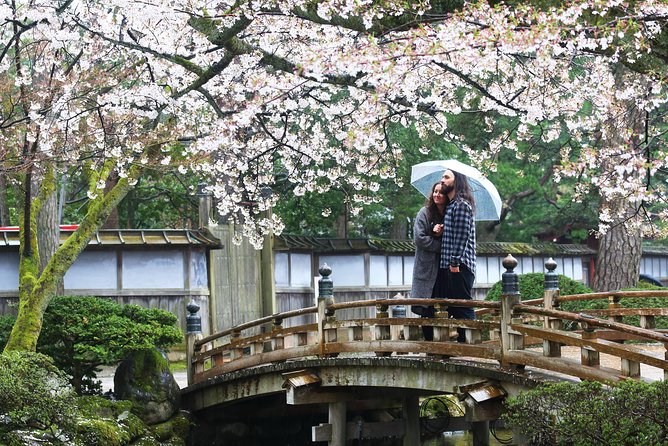Kanazawa private half day/Photoshoot by professional photographer - Kanazawa Castle (15 minutes): short, but with real impact