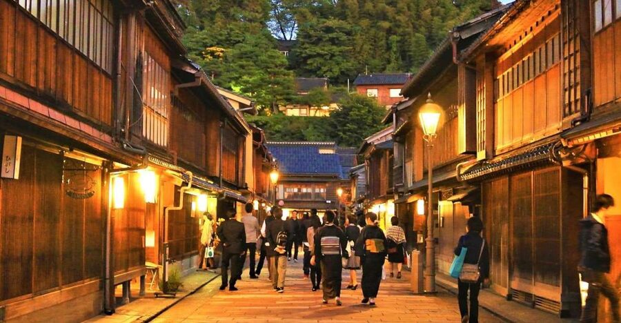 Kanazawa: Private Tour with Local Guide - Kenroku-en: the big garden you will actually understand