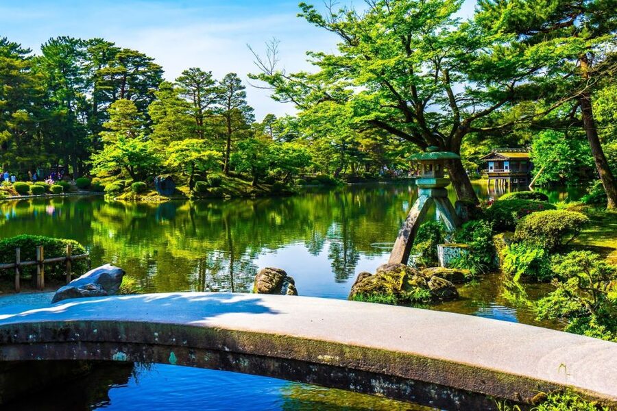 Kanazawa: Private Tour with Local Guide - Using city buses to cover more ground without feeling rushed