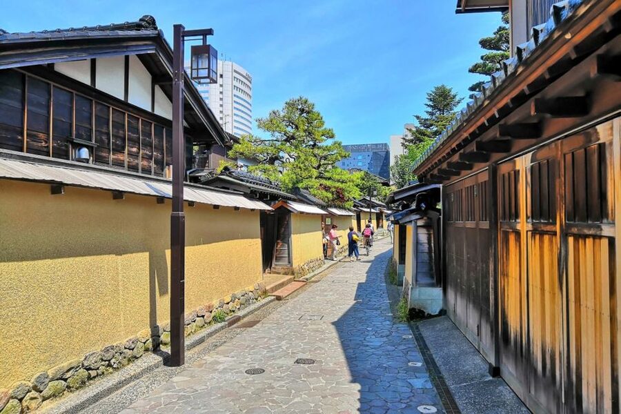 Kanazawa: Private Tour with Local Guide - Meeting at your hotel, then moving with purpose