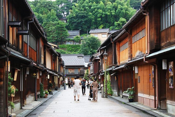 Kanazawa: Private Walking Tour with a Local - Pickup at 金沢市染織作家協会 and how the day starts smoothly