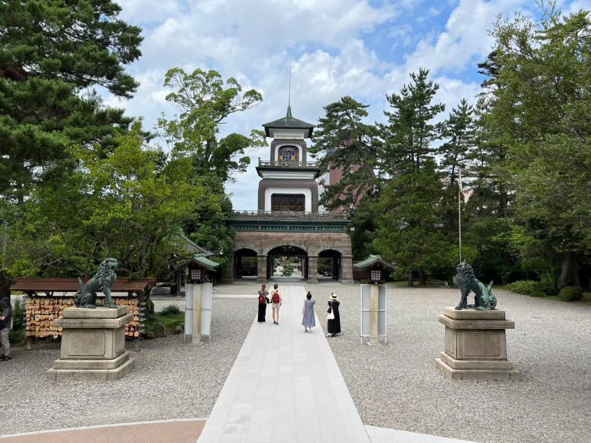 Kanazawa: Samurai, Matcha, Gardens and Geisha Full-Day Tour - Tsuzumi-Mon to Oyama Shrine: Western-Era Japan in a Single Stained-Glass Moment