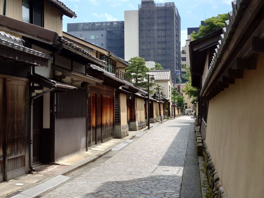 Kanazawa: Samurai, Matcha, Gardens and Geisha Full-Day Tour - Kenroku-en Garden: A 200-Year Design Lesson You Can Actually Walk