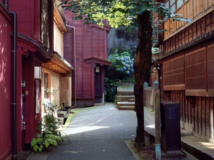 Kanazawa: Samurai, Matcha, Gardens and Geisha Full-Day Tour - Higashi-chaya Tea District: The Red-Front Streets of Kanazawa