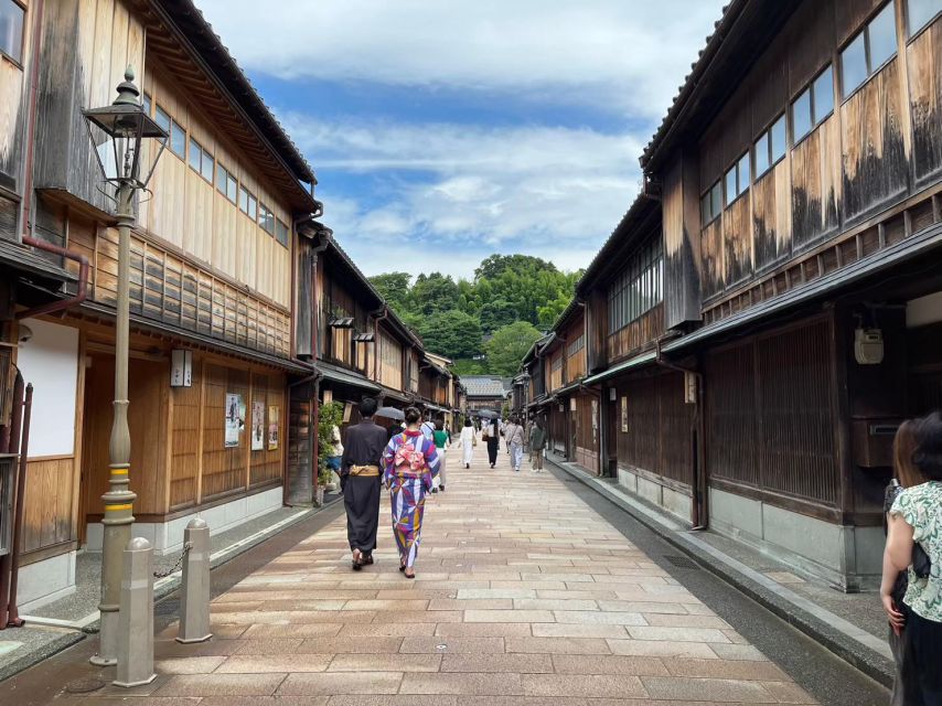 Kanazawa: Samurai, Matcha, Gardens and Geisha Full-Day Tour - Shima Geisha House: Classic Architecture and a Real Heritage Stop