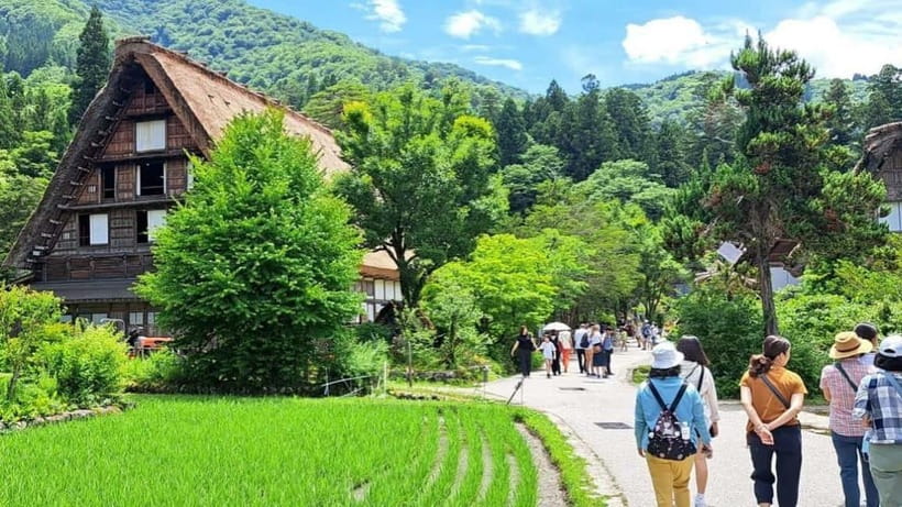 Kanazawa/Takayama: Shirakawago & Takayama Private Day Tour - Hida no Sato: open-air museum vibes plus craft market browsing