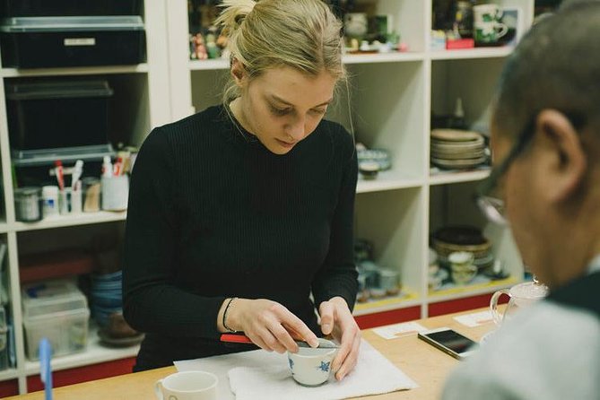 Kintsugi gold repair workshop - Picking your bowl from the selection: make a souvenir you will actually want
