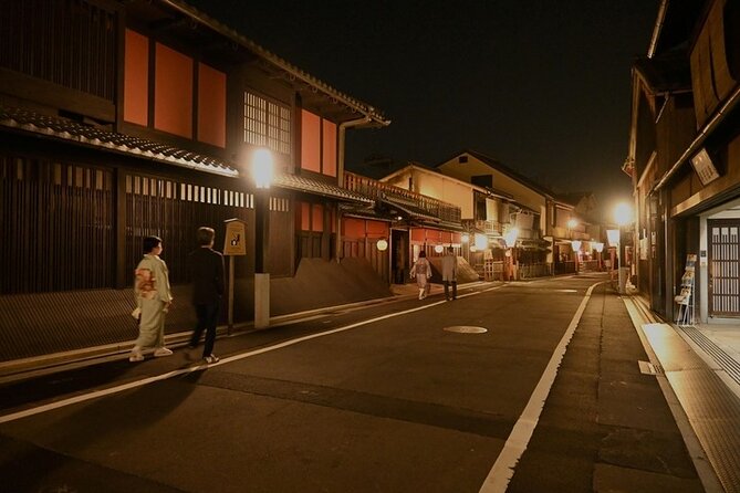 Kyoto 5-Star Geisha Night Walk: Small-Group Authentic Experience - Yasui-Konpiragu shrine: Shinto traditions, in a quieter frame