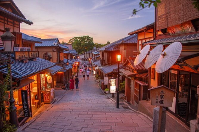 Kyoto 5-Star Geisha Night Walk: Small-Group Authentic Experience - Hōkan-ji and Yasaka Pagoda: the night-photo moment