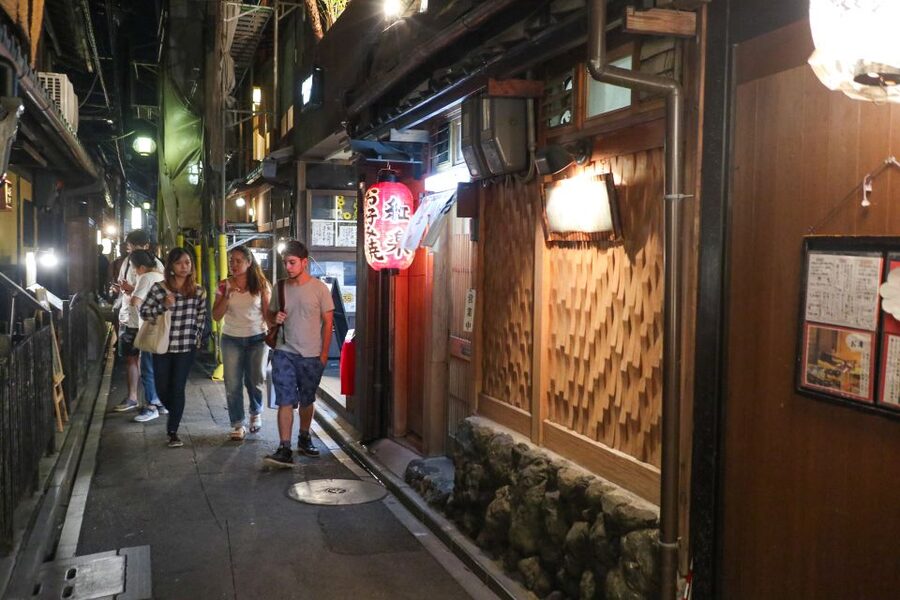 Kyoto : Bar Hopping Tour in Pontocho Alley at Night - Pontocho Alley First Stop: Draft Beer, Sake, and Easy Conversation