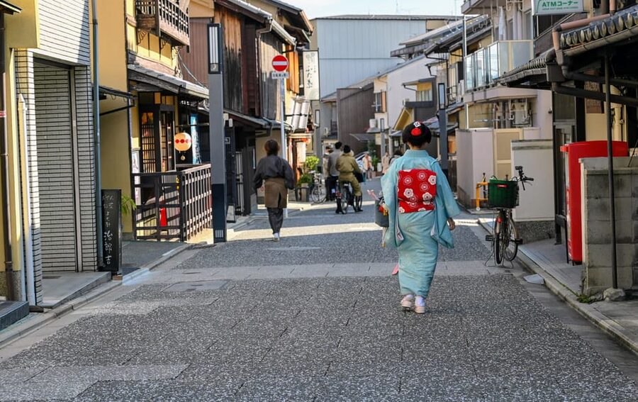 Kyoto: Early Bird E-Bike Tour with Lunch - Heian Shrine and then Gion: Kyoto becomes street-level
