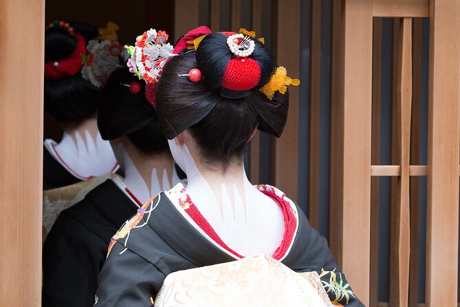 Kyoto Geisha District Walking Tour in Gion - Photo timing tips, including lantern light and canal scenes