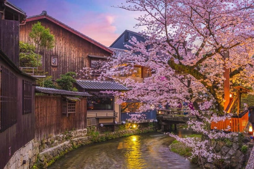 Kyoto Geisha Walking Tour: Gion District & Hidden Gems - Lantern-Time Gion: Why Timing Can Change Everything
