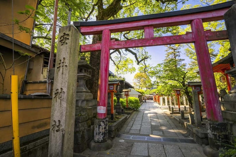 Kyoto Geisha Walking Tour: Gion District & Hidden Gems - Machiya Townhouses and Tea Houses: Reading the Architecture