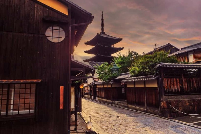 Kyoto Geisha Walking Tour: Gion District & Hidden Gems - Meeting at Hotel Alza Kyoto: Find the Red Parasols