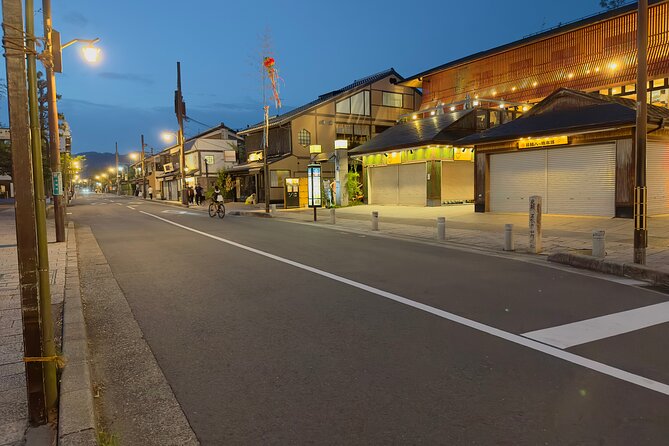 Kyoto Ghost Tour: Dark Tales, Urban Legends, Bamboo Forest Night - The guides and the storytelling style that drives the reviews
