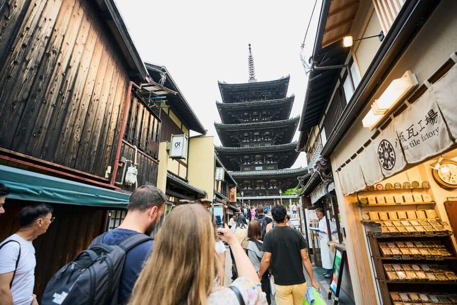 Kyoto Gion: 2-Hour Geisha Culture & Photogenic Walking Tour - Edo-Period Townhouses and Family Crests: The Details That Make Kyoto Feel Real