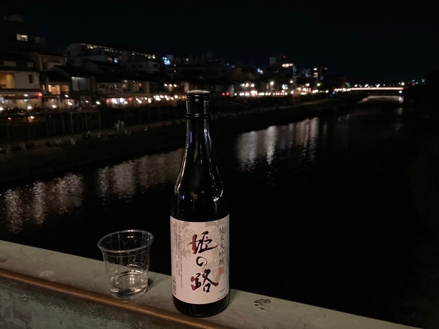 Kyoto: Gion Evening Walk with Hidden Gems, Geisha & Sake - Hanamikoji Street and the etiquette of looking