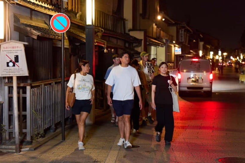 Kyoto: Gion Geisha District Walking Tour - Stories of Geisha - Yasaka Shrine: A Cultural Anchor Before the Geisha-Watching Stretch