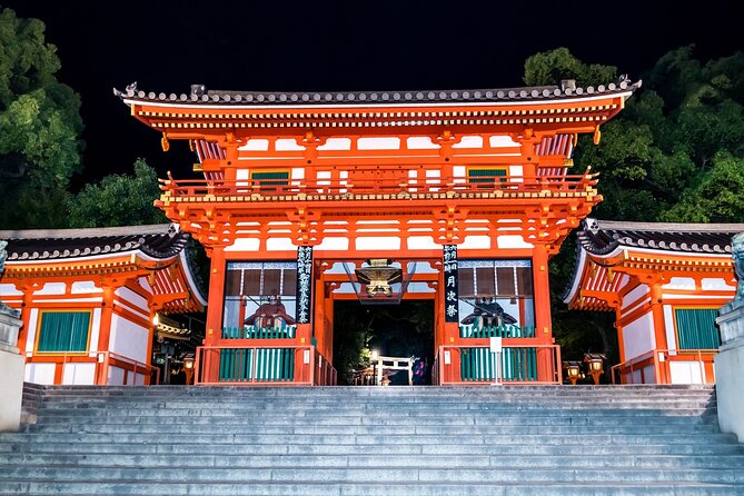 Kyoto Gion Geisha District Walking Tour - The Stories of Geisha - Yasaka Shrine at the edge of Gion: context and atmosphere