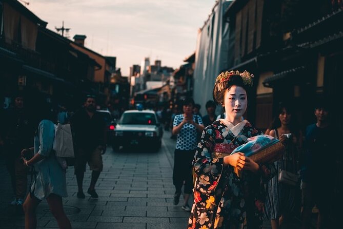 Kyoto Gion Geisha District Walking Tour - The Stories of Geisha - Getting oriented fast: meeting point to the Izumo-no-Okuni start